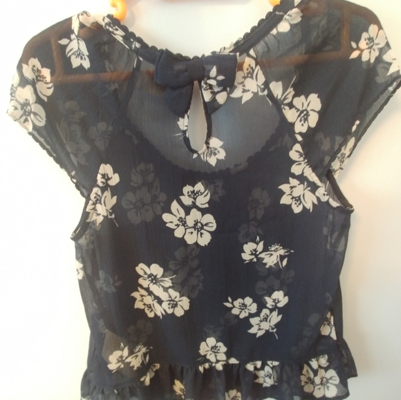 ❣️10/$50❣️:Sheer floral blouse - Picture 3 of 3